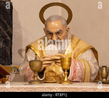 PALMA DE MAJORQUE, ESPAGNE - 29 janvier 2019 : La statue polychrome sculpté de Padre Pio de Pietrelcina à la messe dans l'église des Capucins. Banque D'Images