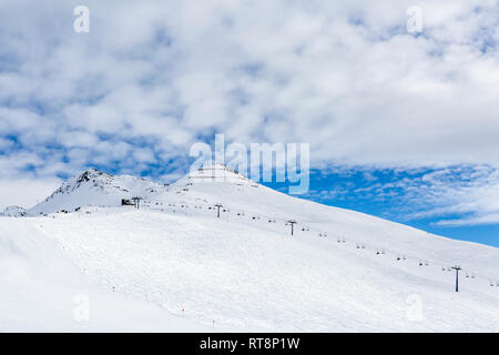 Paysage d'hiver avec ciel bleu et les nuages qui se forment sur les pics, Ski Voir, Tyrol, Autriche Banque D'Images