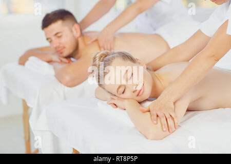 Couple massage du corps au centre de spa Banque D'Images