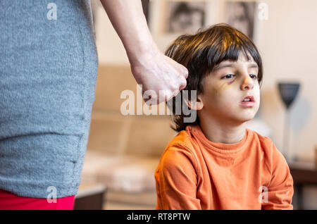 Abuser des enfants concept family violence et d'agression - les enfants d'abus et de faire peur - violence à l'égard des parents de l'enfant des yeux bleus concept Banque D'Images