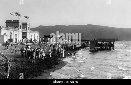 Les baigneurs sur la plage de Orbetello, 1920-30 Banque D'Images