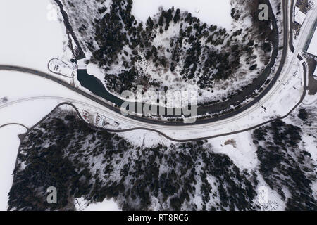 Vue aérienne de la montagne l'hiver, la rivière et la route pendant la journée Banque D'Images