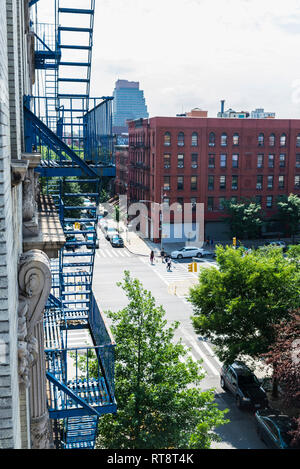 Sommaire d'une rue avec ses vieilles maisons typiques et les gens autour dans le quartier de Harlem à Manhattan, New York City, USA Banque D'Images