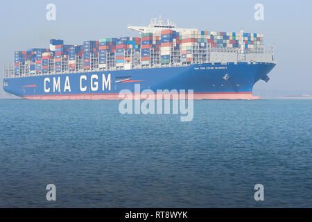 Le 400 mètres, photographie Ultra-grand-conteneurs, CMA CGM Louis Blériot, au départ du Port de Southampton, UK, En route vers Dunkerque, France. Banque D'Images