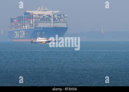 Le 400 mètres, photographie Ultra-grand-conteneurs, CMA CGM Louis Blériot, au départ du Port de Southampton, en attente d'un lancement pilote à l'avant-plan. UK. Banque D'Images