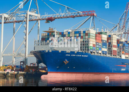 Tôt le matin, à l'amarrage le Terminal 5 comme le CMA CGM Louis Blériot, photographie Ultra-grand-conteneurs, termine son dernier chargement. Banque D'Images