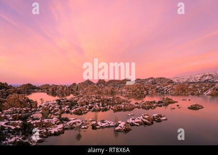 Coucher du soleil d'hiver à Watson Lake Prescott en Arizona Banque D'Images