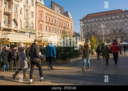 Zagreb, Croatie - 29 décembre 2018. Les clients se détendre et déguster des boissons et des collations à l'avènement des fêtes Marché de Noël dans le centre de Zagreb Banque D'Images