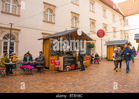 Zagreb, Croatie - 29 décembre 2018. Les clients se détendre et déguster des boissons et des collations à l'avènement des fêtes Marché de Noël dans le centre de Zagreb Banque D'Images