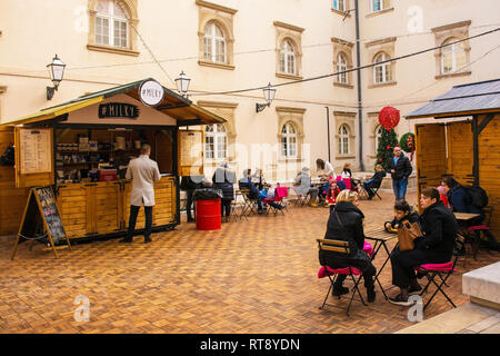 Zagreb, Croatie - 29 décembre 2018. Les clients se détendre et déguster des boissons et des collations à l'avènement des fêtes Marché de Noël dans le centre de Zagreb Banque D'Images