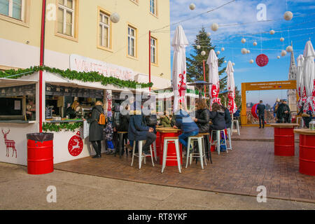 Zagreb, Croatie - 29 décembre 2018. Les clients se détendre et déguster des boissons et des collations à l'avènement des fêtes Marché de Noël dans le centre de Zagreb Banque D'Images