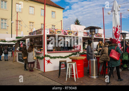 Zagreb, Croatie - 29 décembre 2018. Les clients se détendre et déguster des boissons et des collations à l'avènement des fêtes Marché de Noël dans le centre de Zagreb Banque D'Images