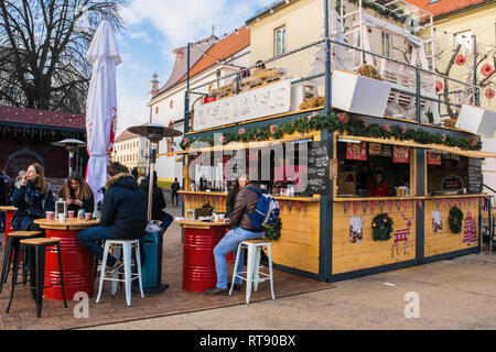 Zagreb, Croatie - 29 décembre 2018. Les clients se détendre et déguster des boissons et des collations à l'avènement des fêtes Marché de Noël dans le centre de Zagreb Banque D'Images