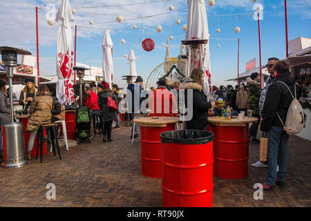 Zagreb, Croatie - 29 décembre 2018. Les clients se détendre et déguster des boissons et des collations à l'avènement des fêtes Marché de Noël dans le centre de Zagreb Banque D'Images