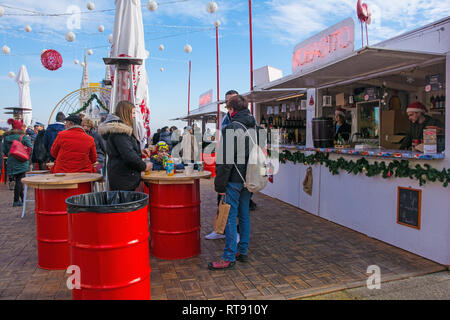 Zagreb, Croatie - 29 décembre 2018. Les clients se détendre et déguster des boissons et des collations à l'avènement des fêtes Marché de Noël dans le centre de Zagreb Banque D'Images