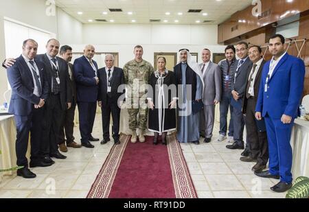 Le colonel de l'armée américaine Shannon Neilsen, Groupe de soutien de secteur - Koweït Commandant, Centre, pose pour une photo avec des personnes qui ont aidé à rétablir l'alimentation au Camp Arifjan après les récentes inondations, le 30 janvier 2019, la ville de Koweït, Koweït. Les individus ont été reconnus pour leur réponse rapide et diligente à la suite de l'incendies électriques et perte de puissance au Camp Arifjan, au Koweït le 16 novembre, 2018. Banque D'Images