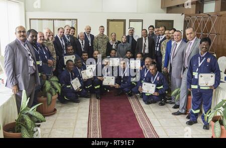 Le colonel de l'armée américaine Shannon Neilsen, Groupe de soutien de secteur - Koweït (ASG-K) Commandant, Centre, pose pour une photo avec des personnes qui ont aidé à rétablir l'alimentation au Camp Arifjan après les récentes inondations, le 30 janvier 2019, la ville de Koweït, Koweït. Les individus ont été reconnus pour leur réponse rapide et diligente à la suite de l'incendies électriques et perte de puissance au Camp Arifjan, au Koweït le 16 novembre, 2018. Banque D'Images