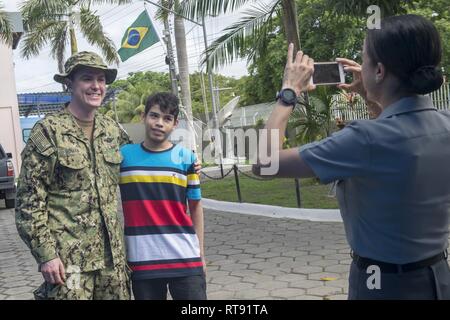 MANAUS, Brésil (fév. 4, 2019) Le lieutenant Cmdr. John Roman, un dermatologue soutenir une mission humanitaire au Brésil, pose pour une photo lors d'une visite du site à la Naval Manaus polyclinique, le 4 février. Roman est l'un des quatre médecins de la marine américaine s'engager dans un mois une mission humanitaire avec la marine brésilienne à bord Marine brésilienne Oswaldo Cruz classe de navire-hôpital NAsH Carlos Chagas (U19) pour échanger avec leurs homologues de l'expertise médicale et d'apporter des soins médicaux aux communautés isolées le long de la rivière Amazone. Banque D'Images