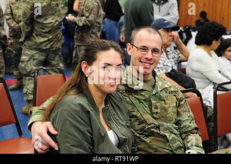 Le Sgt. Michael J. Schoenhaar pose pour une photo avec un membre de la famille à la Brigade du 250e Bataillon de soutien d'adieu. Les soldats de la compagnie Hotel, 250e BSB, dit au revoir à la famille, les amis et le New Jersey Garde nationale de leadership à une cérémonie d'adieu le 5 février 2019 à l'après d'Anciens Combattants à l'étranger 5084 à Elmwood Park, New Jersey. La Teaneck, soldats seront déployés à la Corne de l'Afrique dans le cadre de l'opération Enduring Freedom. Banque D'Images