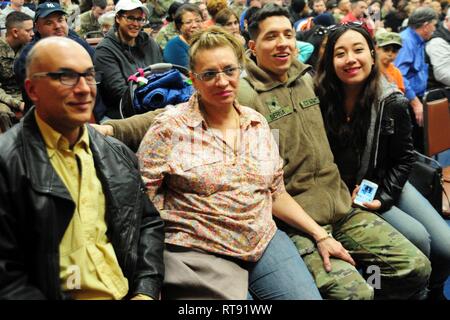 La CPS. David Serna pose pour une photo avec sa famille à la Brigade du 250e Bataillon de soutien d'adieu. Les soldats de la compagnie Hotel, 250e BSB, dit au revoir à la famille, les amis et le New Jersey Garde nationale de leadership à une cérémonie d'adieu le 5 février 2019 à l'après d'Anciens Combattants à l'étranger 5084 à Elmwood Park, New Jersey. La Teaneck, soldats seront déployés à la Corne de l'Afrique dans le cadre de l'opération Enduring Freedom. Banque D'Images