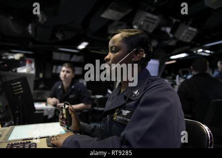 Mer de Chine orientale (janv. 25, 2019) - Contrôleur de la circulation aérienne 1re classe Chantel Peterkin, de Brooklyn, NY, suit les contacts de l'air Centre de contrôle du trafic aérien amphibie à bord du navire d'assaut amphibie USS Wasp LHD (1) au cours d'un exercice de défense aérienne conjointe avec les avions de l'US Air Force. Wasp Wasp, navire amiral du groupe amphibie, à 31e Marine Expeditionary Unit, opère dans la région indo-pacifique pour améliorer l'interopérabilité avec les partenaires et servir de force de réaction-prêt pour tout type d'imprévus. Banque D'Images