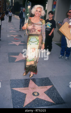HOLLYWOOD, CA - 1 février : actrice Mamie Van Doren fréquente l'Hollywood Walk of Fame Star Cérémonie le 1 février 1994 sur Hollywood Boulevard à Hollywood, Californie. Photo de Barry King/Alamy Stock Photo Banque D'Images