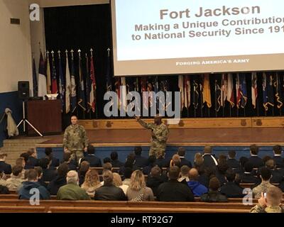 De gauche à droite. Commande Fort Jackson Sgt. Le major Jerimiah E. Gan et Fort Jackson commander Brig. Le général Milford H. Beagle Jr., parler avec les étudiants et d'autres civils à propos du poste. Banque D'Images