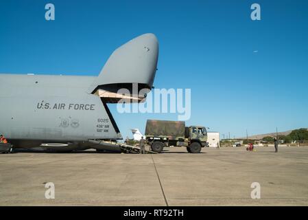 Un soldat affecté à la 314e commande Préparation du renseignement militaire conduit un véhicule tactique léger moyen hors de la soute d'un C-5M Super Galaxy à l'aéroport de Kalaeloa, HI, le 25 janvier 2019, lors de l'exercice Patriot Palm. Exercice Patriot Palm est une joint-service exercice coordonné par l'Air Force Reserve, conçus pour intégrer les premiers intervenants de l'administration, les agences et les militaires et en fournissant une formation en intervention rapide en cas de catastrophe naturelle ou d'urgence régionaux. Banque D'Images