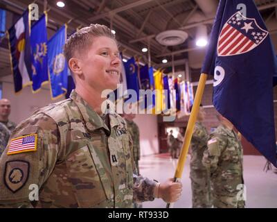 La Garde nationale de l'Alaska Le Capitaine Jill King, commandant de la 49e détachement de personnel (Théâtre Gateway) est à la tête de son unité au cours de la 297e groupe d'appui aux régions de l'hypothèse du 26 janvier de commandement cérémonie à Joint Base Elmendorf-Richardson, en Alaska. La Garde nationale de l'Alaska Le Lieutenant-colonel Matthew Schell a réussi le Colonel Peter Alpenrösli durant la cérémonie. Banque D'Images