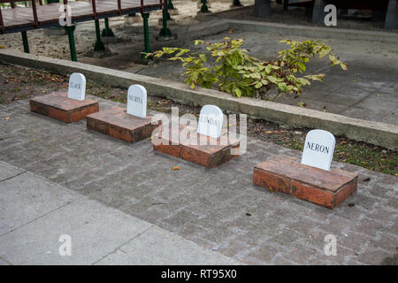 La Havane, Cuba - 12 janvier 2013 : La maison d'Ernest Hemingway, Finca Vigía à San Francisco de Paula. À côté de la piscine il y a une petite tombe Banque D'Images