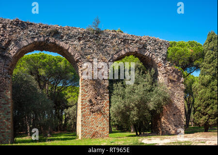 Aqueduc romain dans le parc Aurélien, Fréjus, Var, Provence-Alpes-Côte d'Azur, France, Europe Banque D'Images