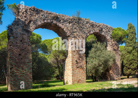 Aqueduc romain dans le parc Aurélien, Fréjus, Var, Provence-Alpes-Côte d'Azur, France, Europe Banque D'Images