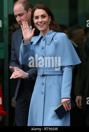 Le duc et la duchesse de Cambridge partir après leur visite à des tresses, des Arts Centre à Ballymena pour voir le fonctionnement de l'organisme de bienfaisance CineMagic dans le cadre de leur visite de deux jours à l'Irlande du Nord. Banque D'Images