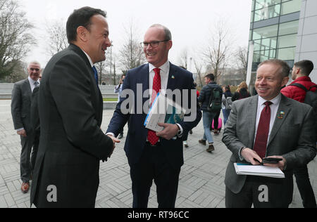 An Taoiseach Leo Varadkar (à gauche) et Simon Coveney Tanaiste (centre) arrivent pour le lancement du Gouvernement de la nouvelle politique pour le développement international, un monde meilleur, à l'UCD, Dublin. Banque D'Images