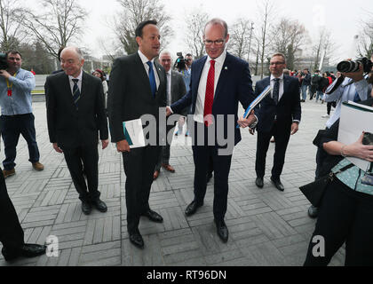 An Taoiseach Leo Varadkar (centre gauche) et Simon Coveney Tanaiste arrivent pour le lancement du Gouvernement de la nouvelle politique pour le développement international, un monde meilleur, à l'UCD, Dublin. Banque D'Images