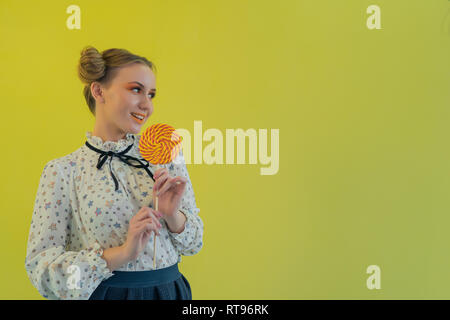 Jeune belle blonde drôle avec une lucette Banque D'Images