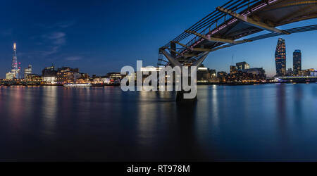 Une vue de la rive sud de la Tamise. Banque D'Images