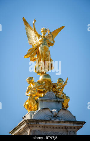 Queen Victoria Memorial against blue sky, London, UK Banque D'Images