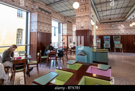 Retro-à interiors et formica mobilier pastel, Luce, Wes Anderson-inspiré de bar et café à la Fondazione Prada de Milan, Italie Banque D'Images