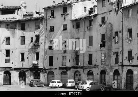 La piazza dell'Anfiteatro, Lucca, Toscane, Italie 1966 Banque D'Images