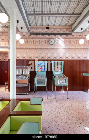 Flippers, juke box et mobilier pastel, Luce, Wes Anderson-inspiré de bar et café à la Fondazione Prada de Milan, Italie Banque D'Images