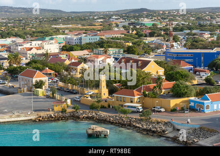 Vue de la ville de pont d'un navire de croisière, Kralendijk, Bonaire, les îles ABC sous le vent, Antilles, Caraïbes Banque D'Images