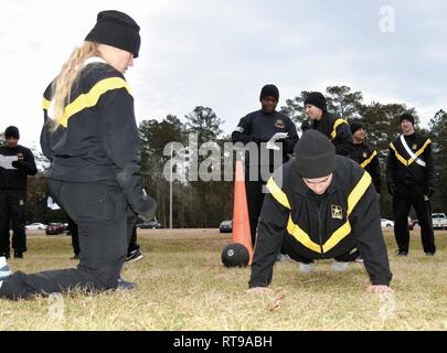 Le Sgt. Brianna LaBlume, 519e Bataillon de la Police militaire, cause des pousées à titre de classificateur. Les soldats ont reçu une formation d'une équipe mobile de formation de l'aptitude physique de l'Armée de l'école à Fort Jackson, Caroline du Sud, sur la bonne façon d'administrer et d'élèves de l'Army Combat Fitness Test. Le test devient le test officiel pour l'enregistrement à partir d'octobre 2020. Banque D'Images