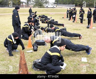 519e Bataillon de la Police militaire Les soldats participent à l'événement de pousser vers le haut, une partie de l'Army Combat Fitness Test, à Fort Polk 30 janvier. Les soldats ont reçu une formation d'une équipe mobile de formation, une partie de l'Armée forme physique École de Fort Jackson, Caroline du Sud. Banque D'Images