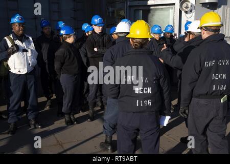 NEWPORT NEWS, Virginie (janv. 30, 2019) marins affectés à l'USS Gerald R. Ford (CVN 78) Service du pont avant de recevoir une formation et de mer-anchor détail au cours de la première Ford croisière rapide de 2019. Ford est actuellement en post-shakedown la disponibilité de Huntington Ingalls Industries-Newport News Shipbuilding. Banque D'Images