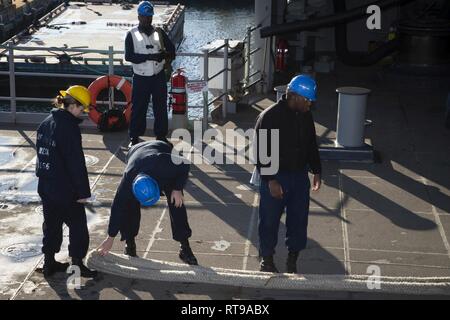 NEWPORT NEWS, Virginie (janv. 30, 2019) marins affectés à l'USS Gerald R. Ford (CVN 78) Service du pont flake lignes pendant la première Ford croisière rapide de 2019. Ford est actuellement en post-shakedown la disponibilité de Huntington Ingalls Industries-Newport News Shipbuilding. Banque D'Images