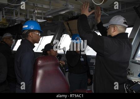 NEWPORT NEWS, Virginie (janv. 30, 2019) marins affectés à l'USS Gerald R. Ford (CVN 78) Département navigation recevoir navigation bateau formation au cours de la première Ford croisière rapide de 2019. Ford est actuellement en post-shakedown la disponibilité de Huntington Ingalls Industries-Newport News Shipbuilding. Banque D'Images