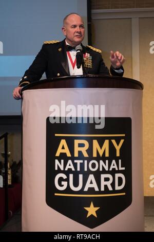 Le lieutenant général de l'Armée de Timothée Kadavy, le directeur de l'Army National Guard, reconnu l'Armée Garde côtière top recruteurs dans une cérémonie et banquet de remise des prix le 30 janvier à l'Bolger Center, Potomac, Maryland. Banque D'Images