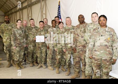 Les soldats de l'Armée américaine à partir de la 335e la commande Signal (Théâtre) (provisoire) et le U.S. Army National Guard Command Sgt. Le major Joseph Hjelmstad, 34e Division d'infanterie (Red Bulls), posent avec la CPS. Jason Loomis, Jr. après le cours de chef de base des diplômes au Camp Buehring, le Koweït, le 30 janvier 2019. Les diplômés pourront retourner dans leurs unités déployées comme plus capable des soldats, préparés pour des postes de direction. Sur la photo de gauche à droite : sgt. Rodney Pina, 1er Lieutenant Caroline Shaw, le sergent-chef. Bart Devine, SPC. Jason Loomis, Jr., Sgt. Kelly Stewart, Master Sgt. Shakka Bradford, Brig. Le général Nikki Gr Banque D'Images