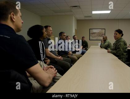 CAMP PENDLETON, en Californie (janv. 30, 2019) - Arrière Adm. Tina Davidson, médecine de la marine de l'éducation, de la formation et de la logistique (Commande) NMETLC commandant et directeur du Corps infirmier de la marine, des entretiens avec des étudiants en passant par le rôle de l'équipe de chirurgie de contrôle des dommages II Cours Manœuvre Léger (R2-LM) au corps expéditionnaire de la Marine Institut de formation médicale (NEMTI) avant d'effectuer une visite de l'installation. Davidson et Putnam ont visité le Centre de formation en traumatologie de la Marine (NTTC), NEMTI, Centre de formation en survie de l'Aviation (ASTC) Miramar, Surface Warfare Medical Institute (SWMI) et la marine la toxicomanie et l'école (Conseiller), tandis que dans le NDACS Banque D'Images